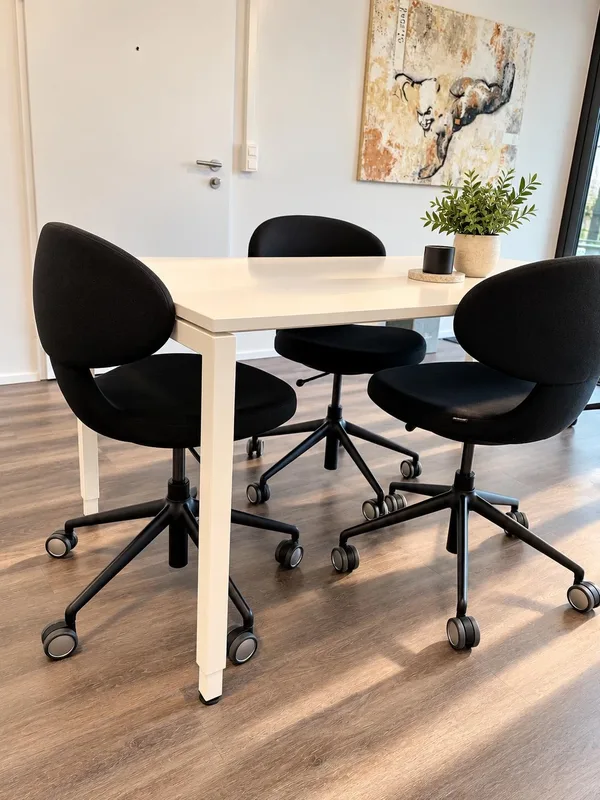 Besprechungstisch mit schwarzen Drehstühlen im Büro Baden